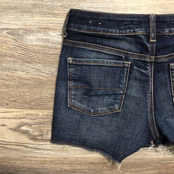 American Eagle Outfitters Shortie Low Rise Medium Rinse Raw Hem Denim Shorts 4 - Picture 5 of 11